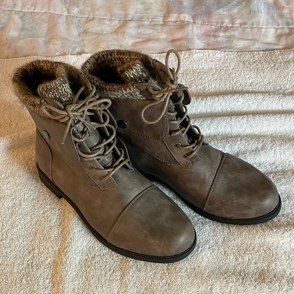 Shoedazzle—Women’s Combat Boot in Brown, size 8.5.
